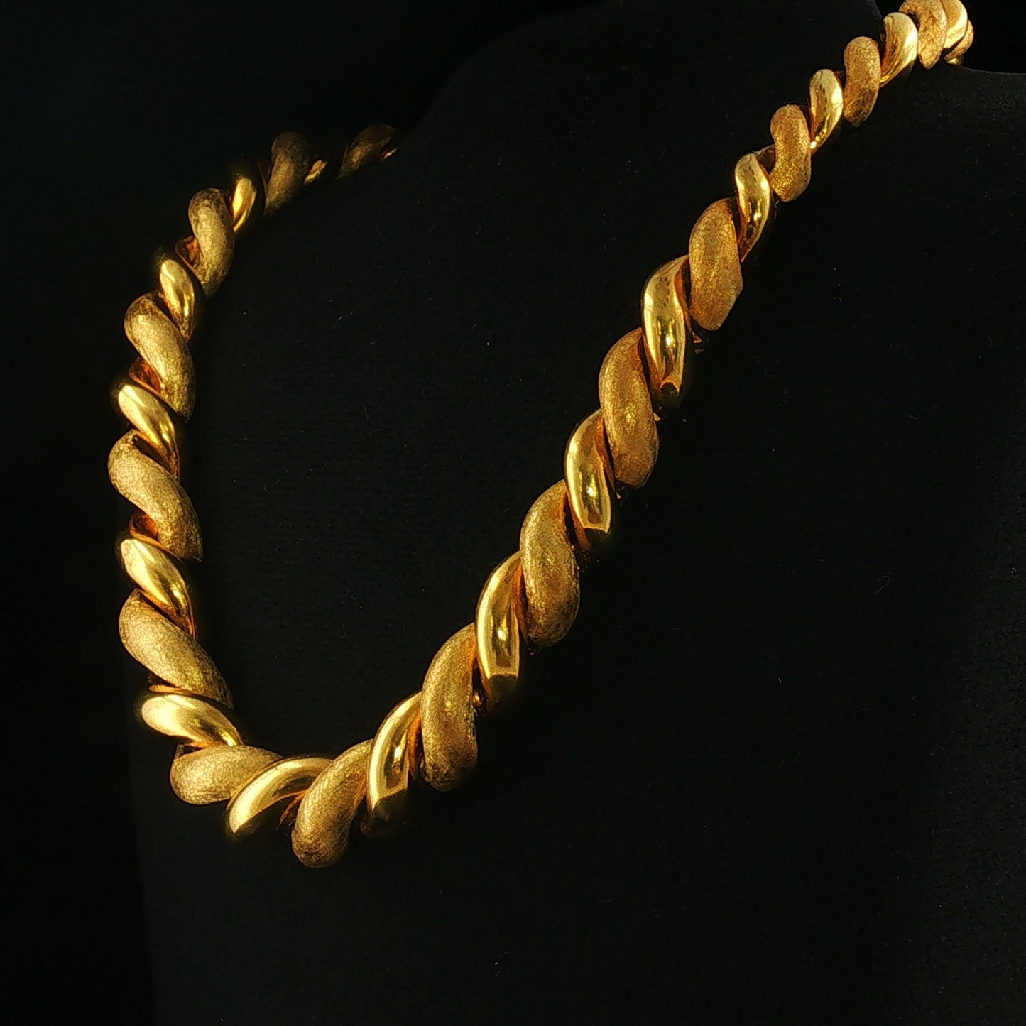Vintage Italian 18K San Marco Necklace with Moving Scallops